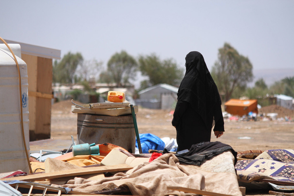 Una mujer yemení camina por una zona devastada por las inundaciones.